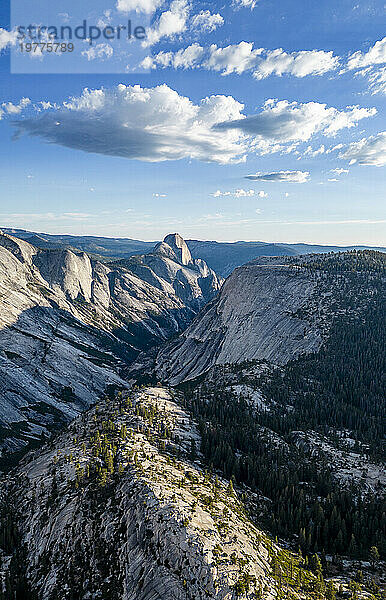 Granitberge mit Half Dome im Hintergrund  Yosemite-Nationalpark  UNESCO-Weltkulturerbe  Kalifornien  Vereinigte Staaten von Amerika  Nordamerika