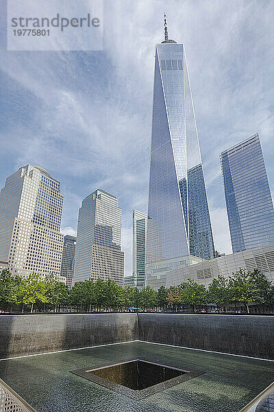 One World Trade Center und Gebäude in Lower Manhattan mit den reflektierenden Pools des 9/11 Memorial  New York City  Vereinigte Staaten von Amerika  Nordamerika