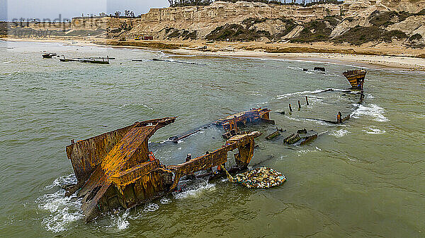 Männer zerlegen ein Boot am Shipwreck Beach  Bucht von Santiago  Luanda  Angola  Afrika