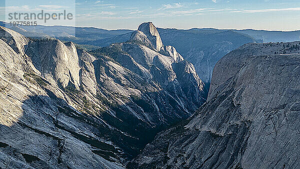 Granitberge mit Half Dome im Hintergrund  Yosemite-Nationalpark  UNESCO-Weltkulturerbe  Kalifornien  Vereinigte Staaten von Amerika  Nordamerika