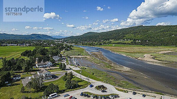 Luftaufnahme des Gouffre River  der im St. Lawrence River  Quebec  Kanada  Nordamerika fließt