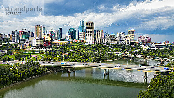 Luftaufnahme der Skyline von Edmonton  Alberta  Kanada