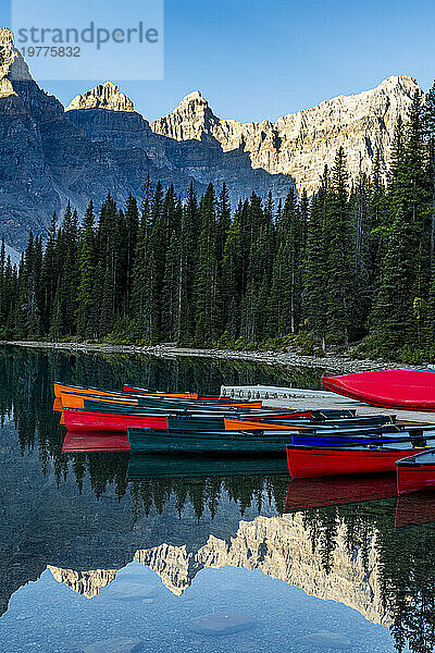 Kanus bei Sonnenaufgang am Lake Moraine  Banff-Nationalpark  UNESCO-Weltkulturerbe  Alberta  Rocky Mountains  Kanada  Nordamerika