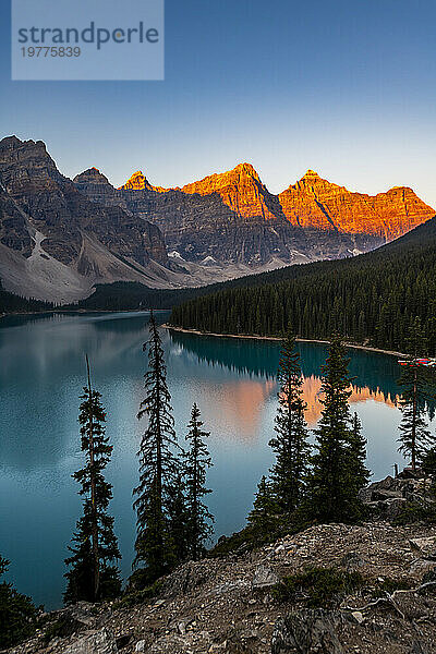 Sonnenaufgang am Lake Moraine  Banff-Nationalpark  UNESCO-Weltkulturerbe  Alberta  Rocky Mountains  Kanada  Nordamerika