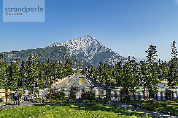 Die Stadt Banff mit Cascade Mountain im Hintergrund  Alberta  Rocky Mountains  Kanada  Nordamerika