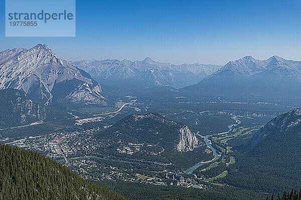 Blick auf die Berge vom Gipfel des Sulphur Mountain  Banff-Nationalpark  UNESCO-Weltkulturerbe  Alberta  Rocky Mountains  Kanada  Nordamerika