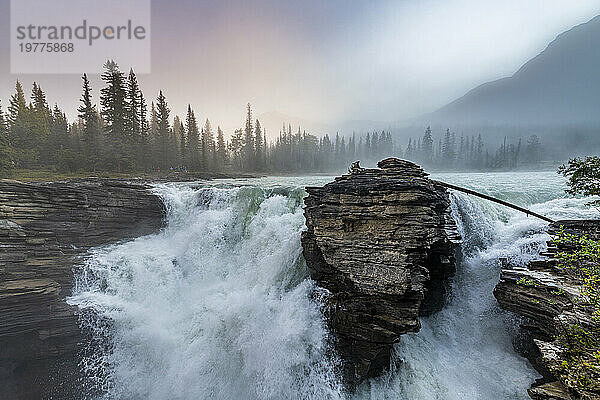 Athabasca Falls bei Sonnenaufgang  Glacier Parkway  Jasper Nationalpark  UNESCO-Weltkulturerbe  Alberta  Kanadische Rocky Mountains  Kanada  Nordamerika