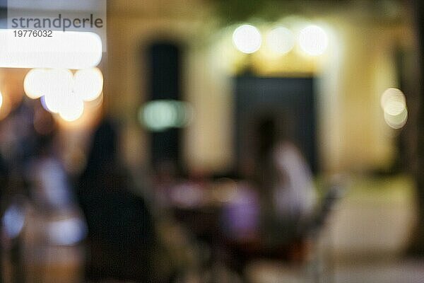 Beleuchtetes Straßencafé in der Nacht  Bewegungsunschärfe  Bokeh  Textur  Illustration  Hintergrundbild  Placa  Plaça de la Vila de Gràcia  Symbolbild  Nachtleben  Szeneviertel  Stadtteil Gracia  Barcelona  Spanien  Europa