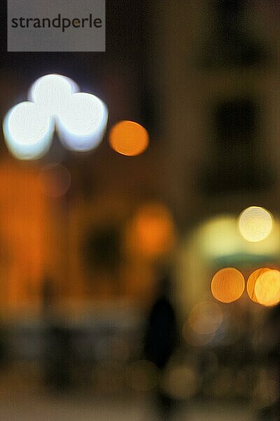 Straßenszene  Placa  Plaça de la Vila de Gràcia  beleuchtet in der Nacht  Bokeh  Textur  Illustration  Symbolbild  Nachtleben  Szeneviertel  Stadtteil Gracia  Barcelona  Spanien  Europa