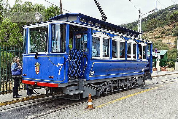 Nostalgische blaue Straßenbahn  Touristen an Haltestelle  Tramvia Blau  Jugendstil  Tibidabo  Barcelona  Spanien  Europa