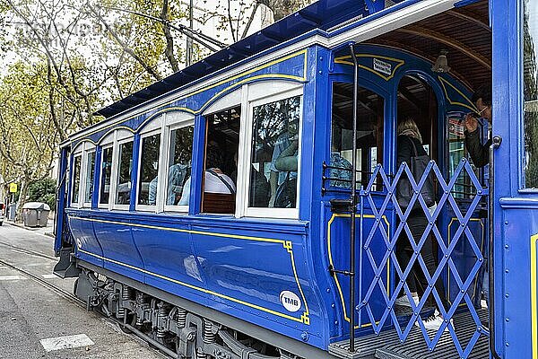 Nostalgische blaue Straßenbahn wartet an Haltestelle  Tramvia Blau  Jugendstil  Barcelona  Spanien  Europa