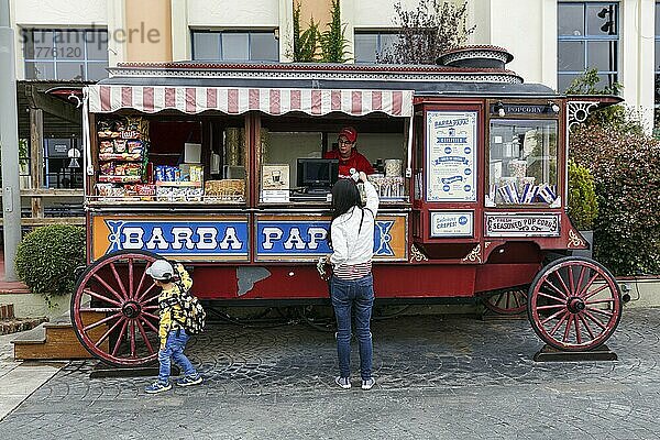 Nostalgischer Wagen  Verkaufsstand mit Popcorn  Marshmallows und anderen Süßigkeiten  Passanten  Freizeitpark Tibidabo  Barcelona  Spanien  Europa