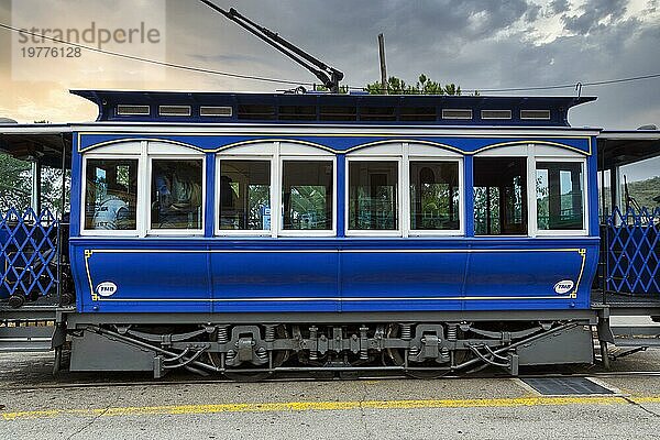 Nostalgische blaue Straßenbahn an Haltestelle  Tramvia Blau  Jugendstil  Tibidabo  Barcelona  Spanien  Europa