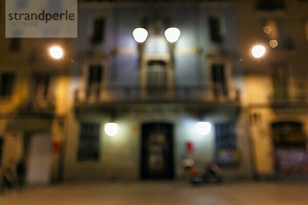 Beleuchtete Hausfassade in der Nacht  Bewegungsunschärfe  Bokeh  Textur  Illustration  Hintergrundbild  Symbolbild  Plaça de la Vila de Gràcia  Stadtteil Gracia  Barcelona  Spanien  Europa