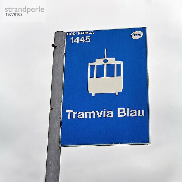 Nostalgische blaue Straßenbahn  Schild an Haltestelle  Aufschrift Tramvia Blau  Piktogramm  Tibidabo  Barcelona  Spanien  Europa