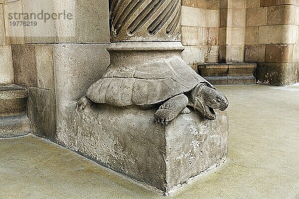 Säulensockel in Form einer Schildkröte  Eingang der Sagrada Familia  Architekt Antoni Gaudi  Barcelona  Spanien  Europa