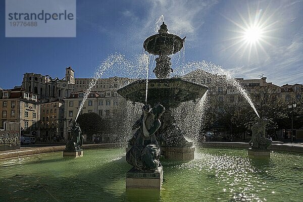 Springbrunnen  Bronzebrunnen  Gegenlicht  Rossio Platz  Lissabon  Portugal  Europa