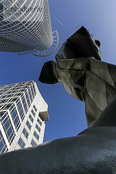 Skulptur inverted Collar And Tie in Form einer Krawatte vom Künstlerpaar Coosje van Bruggen und Claes Oldenburg  vor DZ Bank  Westend Tower  Bankenviertel  Westend  Frankfurt am Main  Hessen  Deutschland  Europa