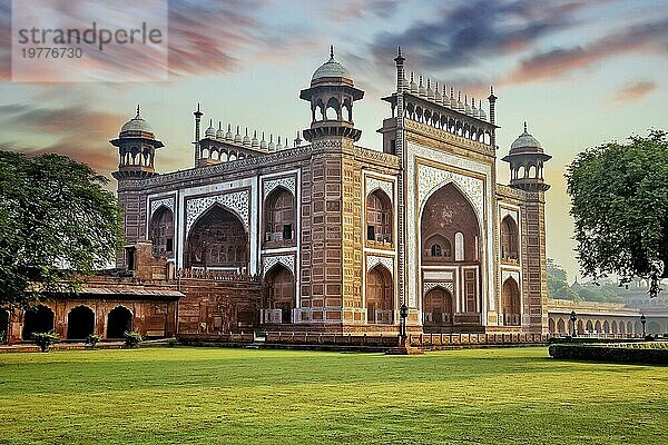 Diese Moschee aus dem 17. Jahrhundert  eines der sieben Weltwunder  befindet sich im Westen auf dem Gelände des Taj Mahal