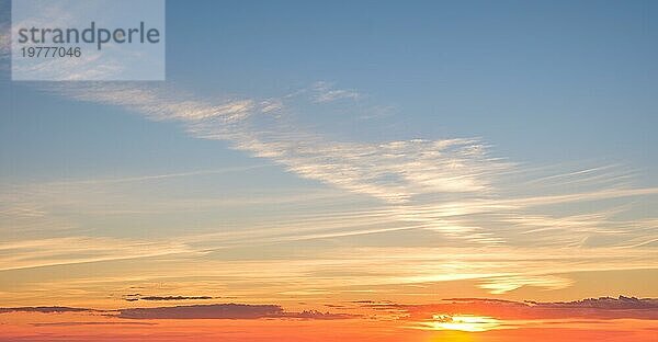 Schöne dramatische landschaftlichen Sonnenuntergang Himmel Hintergrund