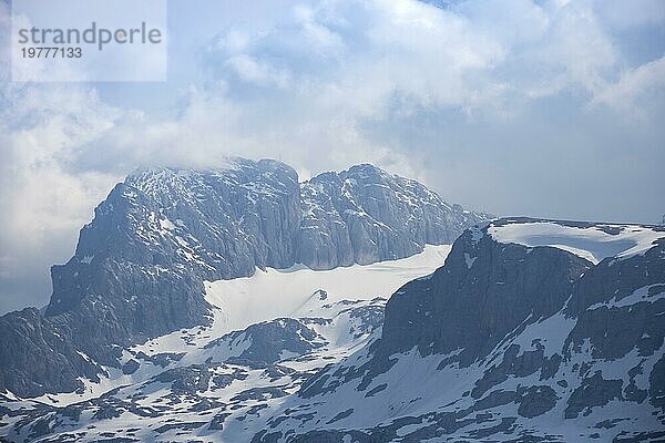 Beeindruckendes Bergpanorama von der Aussichtsplattform 5 Fingers in Form einer Hand mit fünf Fingern auf dem Krippenstein im Dachsteingebirge in Oberösterreich  Salzkammergut  Österreich  Europa