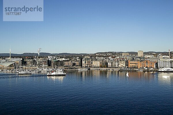 Hafenpier und Fährboot  Oslo  Norwegen  Europa