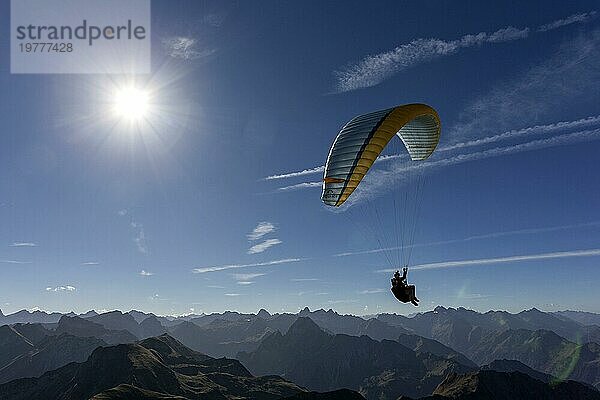 Gleitschirmflieger am Nebelhorn  hinten Berge der Allgäuer Alpen  Gegenlicht  Oberstdorf  Oberallgäu  Bayern  Deutschland  Europa