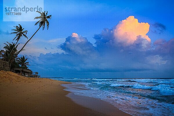 Romantischer Blick auf den Sonnenuntergang am tropischen Strand. Hikkaduwa  Sri Lanka  Asien