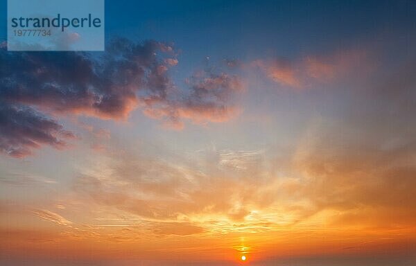 Schöne dramatische landschaftlichen Sonnenuntergang Himmel Hintergrund