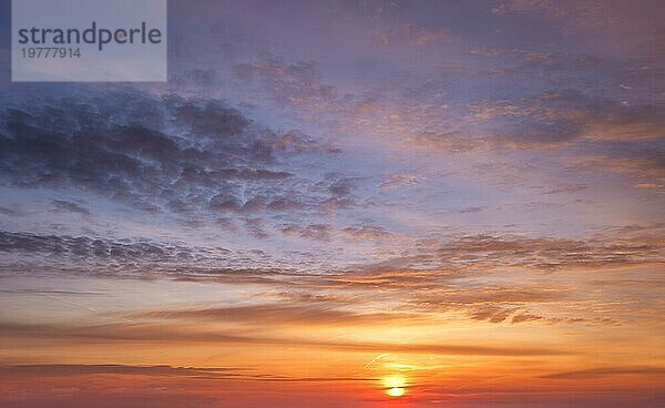 Schöne dramatische landschaftlichen Sonnenuntergang Himmel Hintergrund