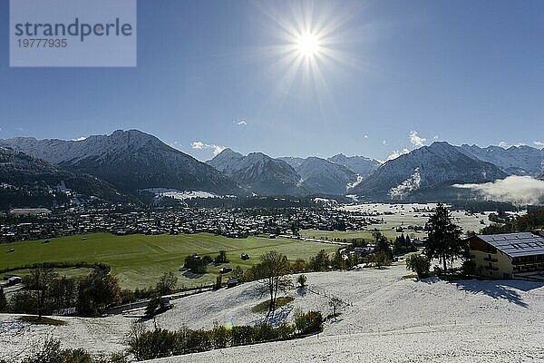 Blick vom Allgäuer Bergbad auf Oberstdorf und die Allgäuer Alpen  Gegenlicht  Oberallgäu  Bayern  Deutschland  Europa