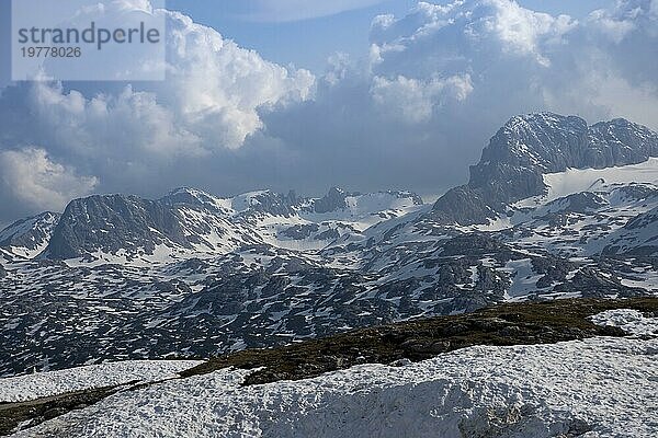 Beeindruckendes Bergpanorama von der Aussichtsplattform 5 Fingers in Form einer Hand mit fünf Fingern auf dem Krippenstein im Dachsteingebirge in Oberösterreich  Salzkammergut  Österreich  Europa