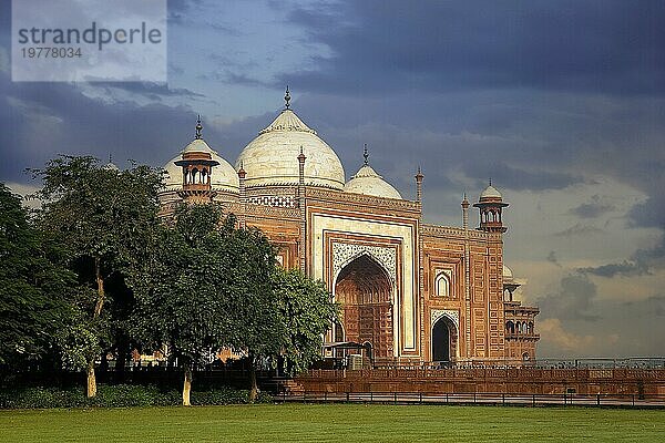 Diese Moschee aus dem 17. Jahrhundert  eines der sieben Weltwunder  befindet sich im Westen auf dem Gelände des Taj Mahal