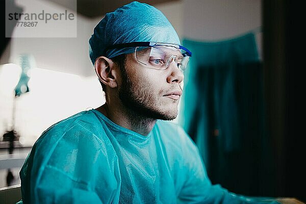 Porträt eines chirurgischen Arztes in Uniform in der Arztpraxis