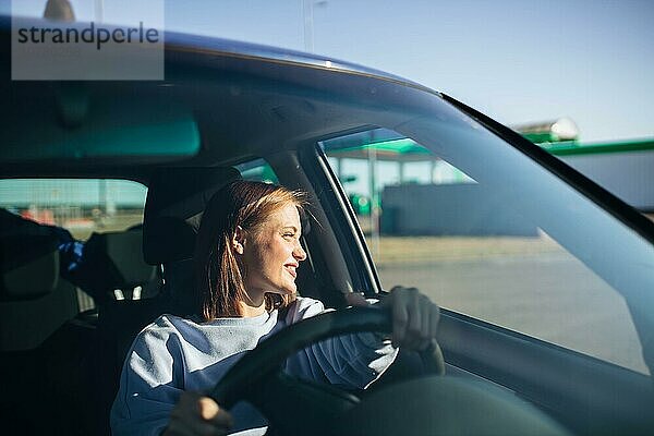 Junge schöne Frau  die ein Auto fährt  glückliche Reise  Frühlingsreise