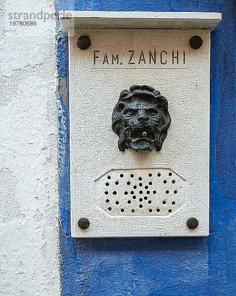 Name und Klingelknopf in Form eines Löwen an einer blauen Hauswand  Insel Burano  Venedig  Venetien  Italien  Europa