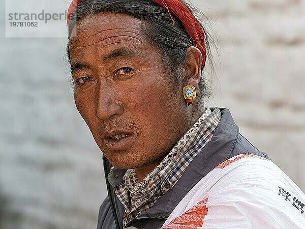 Tibetischer Mann blickt kritisch  Pilger in Xigaze  Tibet  China  Asien