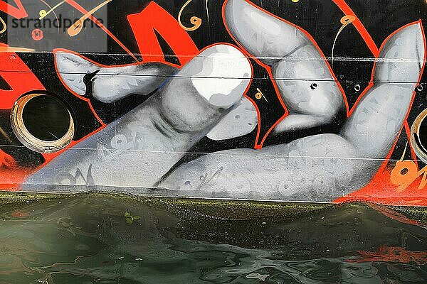 Graffiti am Canal  Canal Saint  Martin  Schiffahrtskanal im Osten von Paris  Paris  Frankreich  Europa