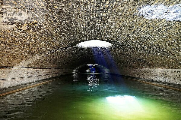 Tunnel  Canal Saint  Martin  Schiffahrtskanal im Osten von Paris  Paris  Frankreich  Europa