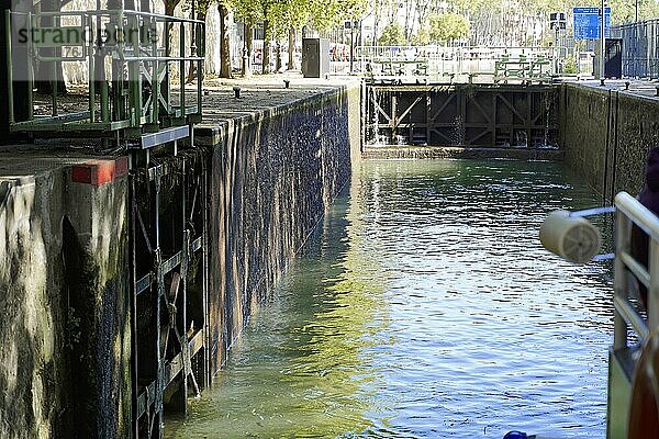 Canal Saint  Martin  Schiffahrtskanal im Osten von Paris  Paris  Frankreich  Europa