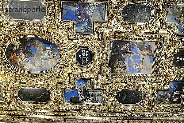 Verzierte Decke  Fresko und Deckengemälde  Innenaufnahme  Dogenpalast  Palazzo Ducale  Venedig  Venetien  Italien  Europa