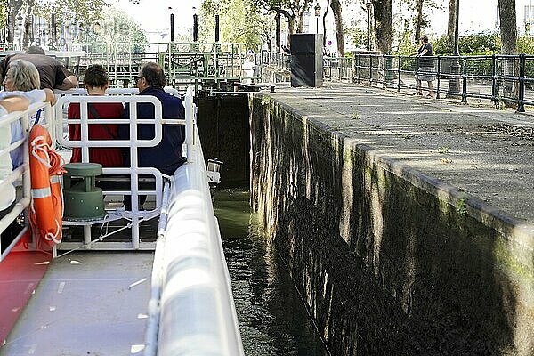 Canal Saint  Martin  Schiffahrtskanal im Osten von Paris  Paris  Frankreich  Europa