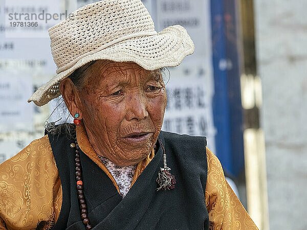 Alte tibetische Frau  Pilgerin in Xigaze  Tibet  China  Asien
