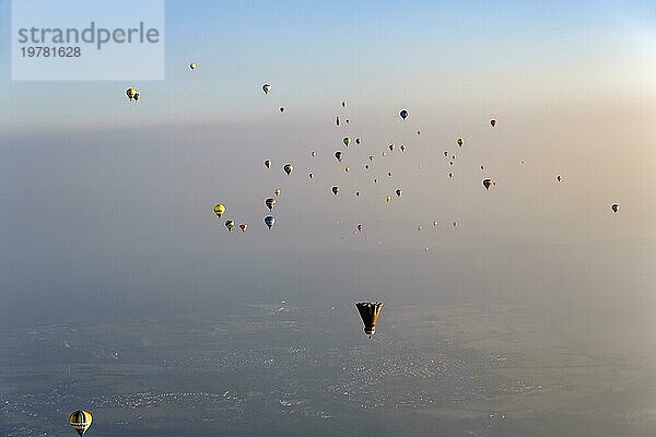 Viele verschiedene Heißluftballons unterwegs am blauen Himmel  Weite  Heißluftballon-Festival  26. Warsteiner Internationale Montgolfiade  Abenddunst  Luftbild  Warstein  Sauerland  Nordrhein-Westfalen  Deutschland  Europa