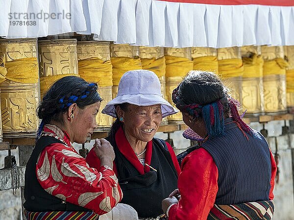 Pilger an goldenen Gebetsmühlen  tibetische Frauen im Gespräch  Xigaze  Tibet  China  Asien