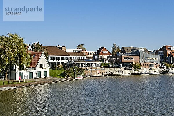 Promenade und Gebäude am Fluss Leda  Tourist-Information  Leer  Ostfriesland  Niedersachsen  Deutschland  Europa