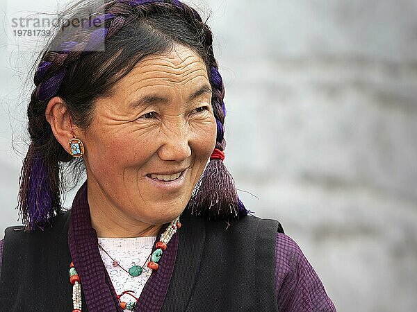 Tibetische Frau mit Zopf  lachend  Pilger in Xigaze  Tibet  China  Asien