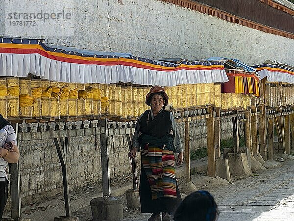 Pilger an goldenen Gebetsmühlen  Xigaze  Tibet  China  Asien