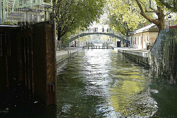 Schleuse  Canal Saint  Martin  Schiffahrtskanal im Osten von Paris  Paris  Frankreich  Europa