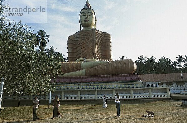 Riesige buddhistische Statue in der Nähe des Klosters Mulkirigala im Süden Sri Lankas
